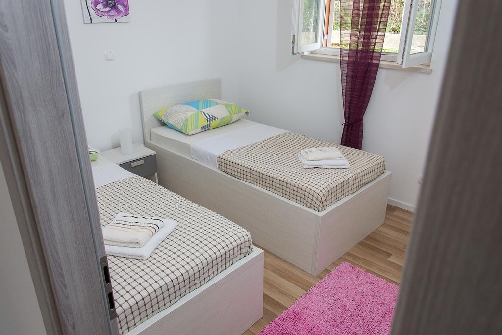 Apartment Gamma With Hydromassage Mini Pool Near Split Žrnovnica Esterno foto