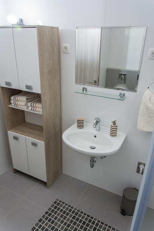 Apartment Gamma With Hydromassage Mini Pool Near Split Žrnovnica Esterno foto