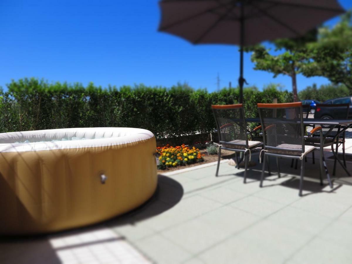 Apartment Gamma With Hydromassage Mini Pool Near Split Žrnovnica Esterno foto