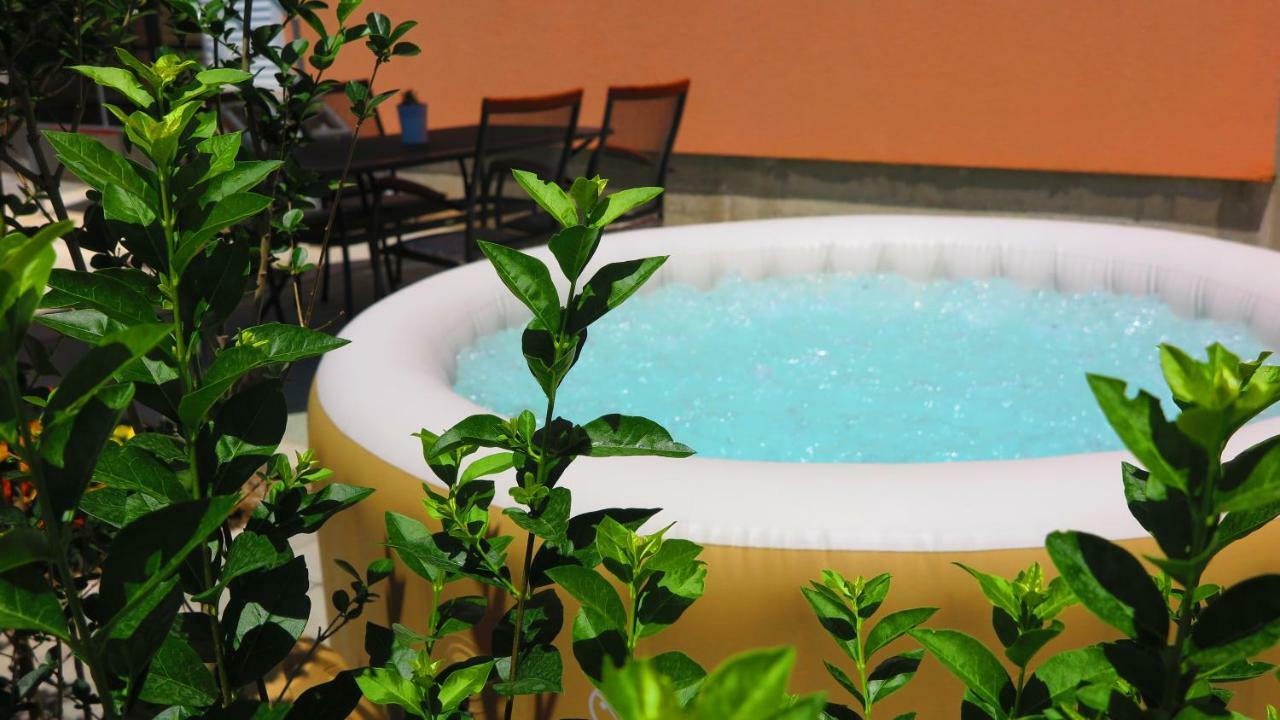 Apartment Gamma With Hydromassage Mini Pool Near Split Žrnovnica Esterno foto